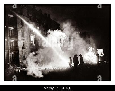 LONON BLITZ POMPIERS la propagande de la Seconde Guerre mondiale des années 1940 image pompiers "The London L’image spectaculaire de la Seconde Guerre mondiale de Blitz a été restaurée numériquement De pompiers luttant contre un incendie à la Luftwaffe en Allemagne nazie Tempête dans l'est de Londres près de Saint Pauls Cathedral London City Grande-Bretagne Royaume-Uni Banque D'Images