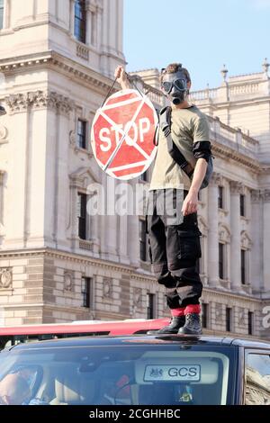 Un manifestant de la rébellion d'extinction s'entête sur un véhicule gouvernemental sur la place du Parlement pendant le dixième et dernier jour de manifestation du groupe. Banque D'Images