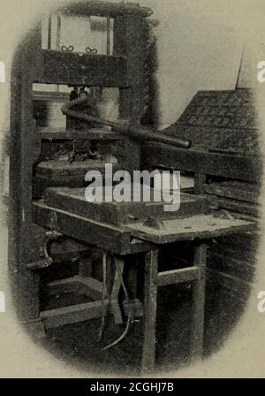 . Boston, un guide . Ities of theColony and the province, accroché au plafond de cette chamberà travers une grande partie de la période de la province, est reproduit dans la figure plus artisanale (embellie par Walter M.Brackett, le maître peintre de poissons et de gibier) qui est maintenant accrochée dans la salle des représentants de la Maison d'État presentState. Les chambres restaurées au-dessus de la base sont ouvertes à l'exposition publique, avec la rare collection d'antiquités relatives à l'histoire ancienne de la colonie et de la province, ainsi que l'État et la ville, réunis Franklin Press, Old State Houseby the Bostonian Society, à wh Banque D'Images