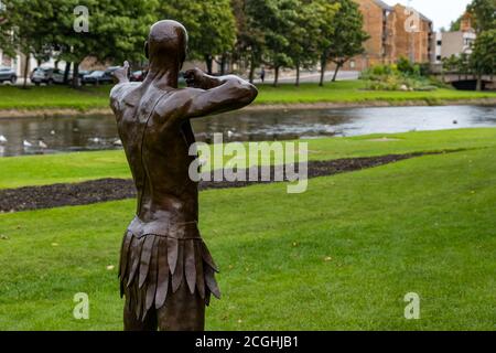 La sculpture Archer de Svetlana Kondakova & Maja Quille sur la rive de l'Esk, Musselburgh, East Lothian, Écosse, Royaume-Uni Banque D'Images