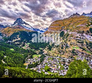 Vue sur le mont Cervin avec Zermatt depuis un sentier panoramique. Suisse Banque D'Images
