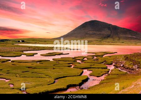 Ceapabhal hill et tital chaud ou les schorres à un Northton Taobh Tuath ou sur l'île de Harris, en Écosse. Banque D'Images