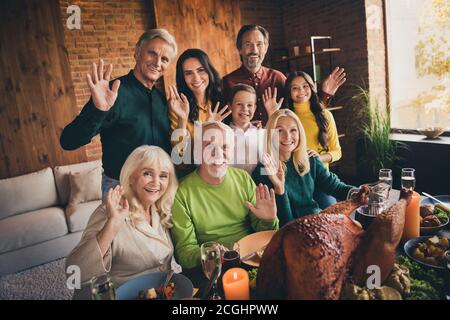 Portrait de famille positive agréable et gaie grands-parents parents petits-enfants réunion passer l'automne fatal occasion embrassant salut Banque D'Images