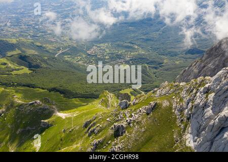 vue aérienne de l'arrivée du téléphérique prati di tivo dans la zone de montagne de gran sasso italie abruzzes et les montagnes laga Banque D'Images