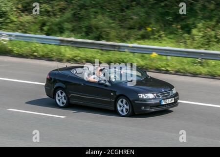 Une berline noire 2007 9-3 Vector Cabriolet essence de Saab conduite sur l'autoroute M6 près de Preston à Lancashire, au Royaume-Uni Banque D'Images