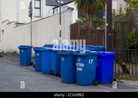 17 juin 2020 UNE collection de bacs bleus contenant rérecyclables Déchets préparés pour la collecte par l'arrondissement de Bangor en Irlande du Nord Conseil déchets dispo Banque D'Images