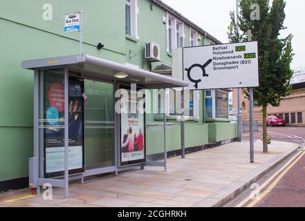 17 juin 2020 UN abri d'autobus typique de Translink situé à Bingham Street dans le comté de Bangor en Irlande du Nord. Banque D'Images