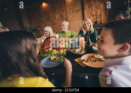 Portrait de Nice attrayant gai gai gai positif heureux grand plein réunion de famille en appréciant manger festal domestique repas de déjeuner maison automne Banque D'Images