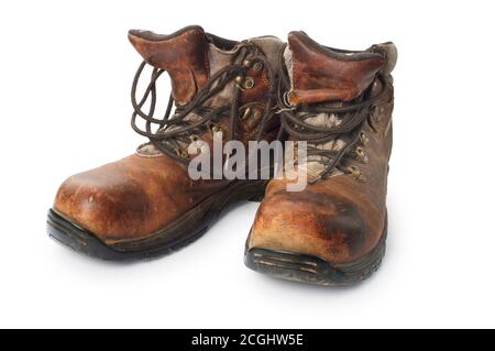 Photo studio d'une paire de vieilles bottes de marche sales découpées sur fond blanc - John Gollop Banque D'Images