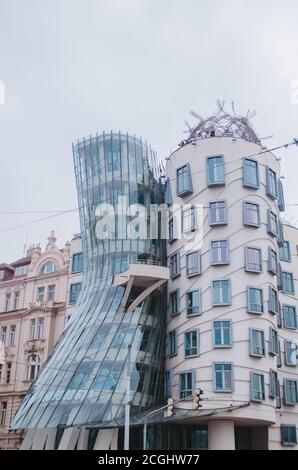 Prague, Tchéquie - UNE photo verticale du célèbre bâtiment appelé la Maison dansante dans un après-midi d'automne nuageux sans personne. Banque D'Images