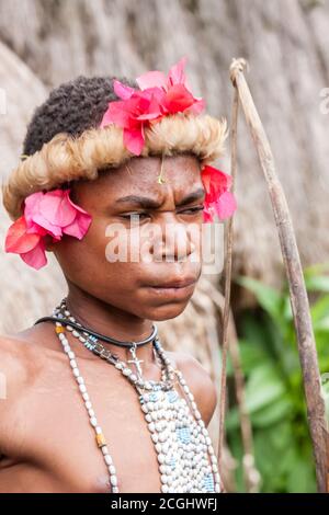 Wamena, Indonésie - 9 janvier 2010 : homme de la tribu Dani en robe traditionnelle, village Dugum Dani, vallée de Baliem en Papouasie, Irian Jaya. Banque D'Images