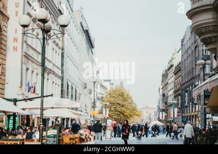 Prague, Tchéquie - UNE femme qui utilise des vêtements d'hiver et regarde à côté dans une place bondée pleine de touristes et de gens du coin. Banque D'Images