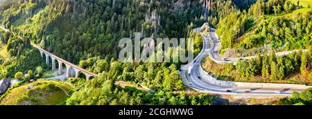 Viaduc ferroviaire et virage en épingle à cheveux à la gorge de Ravenne en Allemagne Banque D'Images