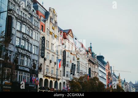 Prague, Tchéquie - UNE vue latérale sur les maisons originales de Prague et leurs bannières respectives avec le nom de leurs restaurants et hôtels. Banque D'Images