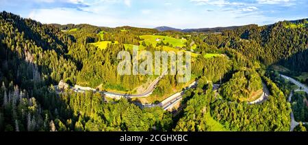 Kreuzfelsenkurve, un virage en épingle à cheveux dans les montagnes de la Forêt Noire, Allemagne Banque D'Images