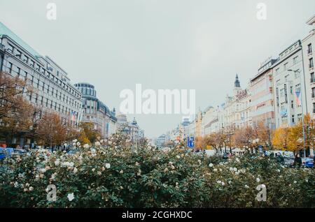 Prague, Tchéquie - vue du Musée national montrant la place et leurs bâtiments occupés par des restaurants, des hôtels et des casinos dans un ciel nuageux à l'arrière Banque D'Images