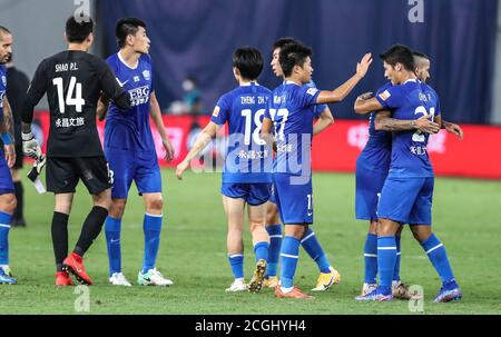 Suzhou, province chinoise du Jiangsu. 11 septembre 2020. Les joueurs de Shijiazhuang sont toujours très brillants après le 10e match entre Wuhan Zall et Shijiazhuang toujours brillant lors de la saison 2020 repoussée de la division Suzhou de l'Association chinoise de football (CSL) à Suzhou, dans la province de Jiangsu en Chine orientale, le 11 septembre 2020. Credit: Yang Lei/Xinhua/Alay Live News Banque D'Images