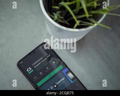 LOD, Israël - 8 juillet 2020 : espace de travail moderne et minimaliste avec smartphone mobile noir et page de lecture de l'application CamScanner sur fond de marbre. Banque D'Images