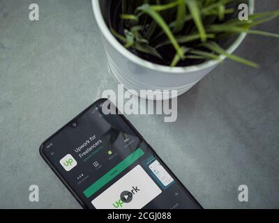 LOD, Israël - 8 juillet 2020 : espace de travail moderne et minimaliste avec smartphone mobile noir avec Upwork for Freelanters application play store page sur marbre Banque D'Images