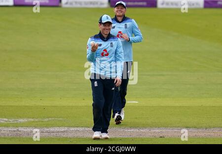 Eoin Morgan (à droite), en Angleterre, célèbre la prise de Pat Cummins en Australie (non représentée sur la photo) lors du premier match de l'ODI du Royal London à Emirates Old Trafford, Manchester. Banque D'Images