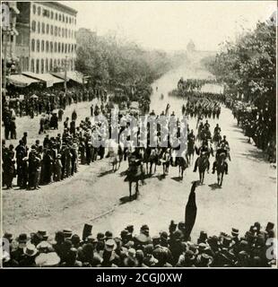 . L'histoire photographique de la guerre civile : en dix volumes . PUB. CO. LE RETOUR DES SOLDATS—LE GRAND. En bas de Pennsylvania Avenue. Les chevaux-hommes en tête sont le général Francis P.Blair et son personnel, et l'infanterie qui gonfle de nouveaux uniformes font partie du dix-septième corps de l'armée de dix-nessee. Un peu plus d'un an auparavant, theyhad a commencé avec Sherman sur sa série de batailles et de marches flanquantes dans le strug-gle pour .Atlanta. Ils avaient pris une part inconsidérée et importante dans le champ de bataille de .juillet 22d à l'est d'Atlanta, recevant et enfin repulsing attaques à la fois devant et derrière. Ils Banque D'Images