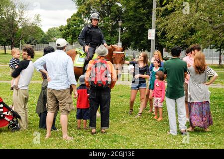 Un policier à cheval parlant avec des résidents du parc Trinity-Bellwoods, au centre-ville de Toronto, Ontario, Canada. Banque D'Images