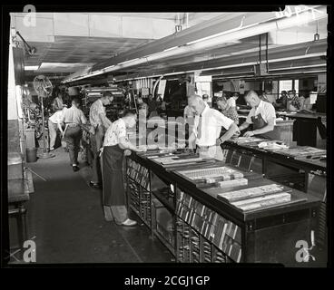 Employés travaillant dans la salle de rédaction de Chicago Daily News, 22 septembre 1959. Image de négatif 4 x 5 pouces. Banque D'Images