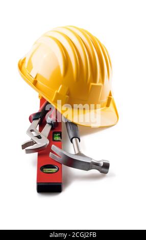 Casque jaune isolé avec outils et plan sur fond blanc. Banque D'Images