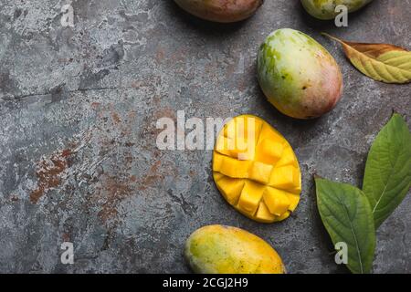 Mangue fraîche fruits tropicaux sur fond gris, vue supérieure avec copie espace. Banque D'Images