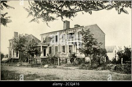 . L'histoire photographique de la guerre civile : en dix volumes . COPYRIGHT, 1911, PATRIOT POB. MAISON CRIBLÉE DE COUPS DE FEU LN FREDERICKSBURG. VIRGINIA comme la situation a été répandue dans les affaires décrites par Grady comme étant confronté au soldat confédéré à son retour à la maison, semble-t-il sur de telles photos. Le chaos est le résultat des bombardements de Burnsides du 11 décembre 1862. Lorsque les Confederate aiguistersdes toits et des fenêtres des maisons de Fredericksburg ont ouvert le feu sur les pontons, l'artillerie fédérale a immédiatement retourné le feu, à 7 heures du matin, et l'a continué sans cesse jusqu'à une heure de l'horloge Banque D'Images