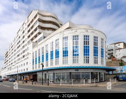 L'immense chef-d'œuvre art déco, Marine court. Sur le front de mer à St Leonards on Sea. Banque D'Images