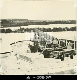 . L'histoire photographique de la guerre civile : des milliers de scènes photographiées 1861-65, avec le texte de nombreuses autorités spéciales . ^M GROS CANONS PRÈS DE RICHMOND. FORT DARLING JAMES RIVER la portée étroite de la James i&gt ; balayé dans les deux directions par le canon dans la photo supérieure un grand Brooke rillc. Fabriqué à TredegarIron Works dans la capitale confédérée. La nonne ci-dessous est une Columbiad avec Brooke reforeement. Il est monté à l'intérieur de fort Darling, et pointe le James vers Chaffins Bluff, visible au-delà du virage à gauche. Drewrys Iiiull a commandé cette partie de la rivière si complètement que moi Banque D'Images