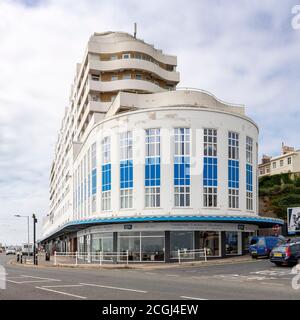 L'immense chef-d'œuvre art déco, Marine court. Sur le front de mer à St Leonards on Sea. Banque D'Images