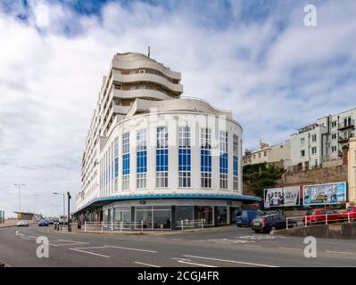 L'immense chef-d'œuvre art déco, Marine court. Sur le front de mer à St Leonards on Sea. Banque D'Images