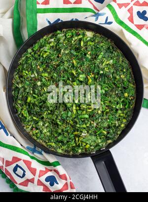 Kuku sabzi | frittata d'herbes perses dans une casserole Banque D'Images