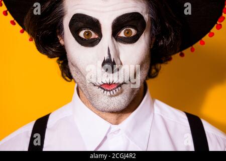 Gros plan photo d'effrayant creepy mime soille Guy drôle expression effrayante fou look yeux porter chemise blanche costume de mort crâne de sucre Banque D'Images