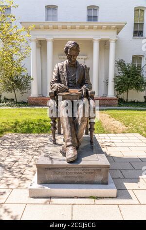 Gettysburg, PA - 8 septembre 2020 : statue de bronze d'Abraham Lincoln signant la Proclamation d'émancipation conçue par Stanley Watts qui se trouve devant Banque D'Images