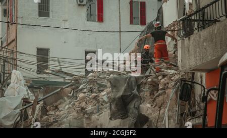 Beyrouth, 9 4 2020 : équipe de sauvetage libanaise et chilienne après avoir détecté des signes de vie sous les décombres d'un bâtiment un mois après Port Blast Banque D'Images