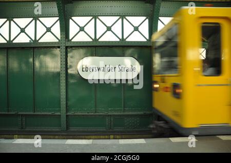 Eberswalder Straße, Berlin. Gare de U-Bahn. Voies ferrées historiques le long de Schönhauserallee, Prenzlauer Berg Banque D'Images