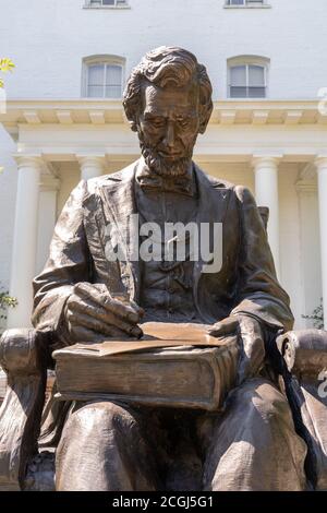 Gettysburg, PA - 8 septembre 2020 : détail de la statue de bronze d'Abraham Lincoln signant la Proclamation d'émancipation conçue par Stanley Watts que si Banque D'Images