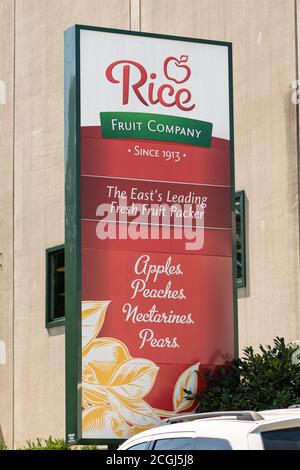 Gardners, PA - 8 septembre 2020 : panneau devant le bâtiment de Rice fruit Company, la plus grande usine d'emballage de pommes de l'est des États-Unis. Banque D'Images