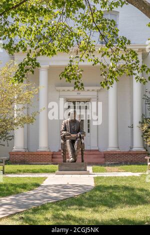 Gettysburg, PA - 8 septembre 2020: Stevens Hall au Gettysburg College avec la statue de bronze d'Abraham Lincoln signant la Proclamation d'émancipation Banque D'Images