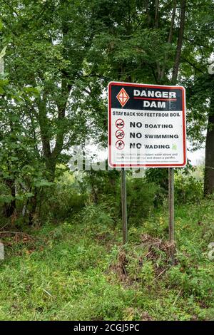 Schwenksville, PA - 31 août 2020: Panneau au parc Wawa avertit les gens de rester loin de l'eau turbulente près du barrage. Banque D'Images