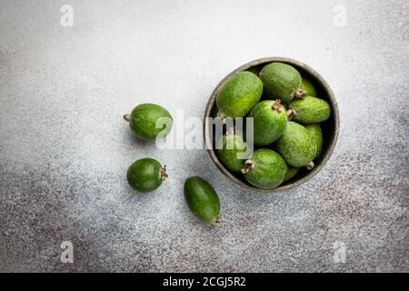 Fruits tropicaux feijoa dans un bol, vue d'en haut. L'alimentation végétarienne saine. Banque D'Images