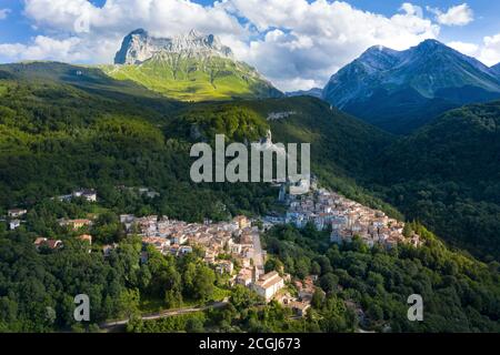 vue panoramique aérienne du village de pietracamela dans le zone de montagne de gran sasso italie et pizzo intermersoli montagne Banque D'Images
