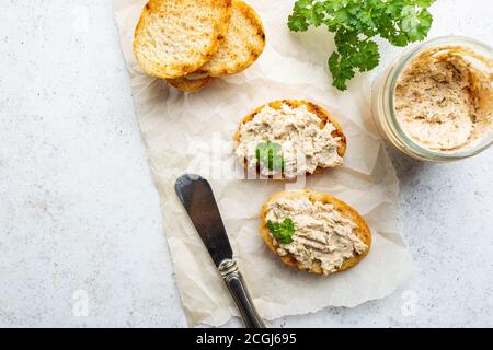 Sandwiches au saumon pate et baguette, poisson bruschetta, vue d'en haut. Une cuisine italienne maison rustique. Banque D'Images