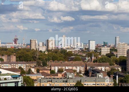 Vue sur Londres, Angleterre, Royaume-Uni depuis Tower Hamlets, y compris la Orbit Tower à Parc olympique, Stratford Banque D'Images