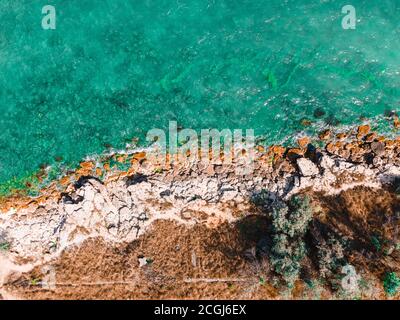 Vue aérienne vue sur la mer, vagues de l'océan s'écrasant sur les rochers, Drone Photography Banque D'Images