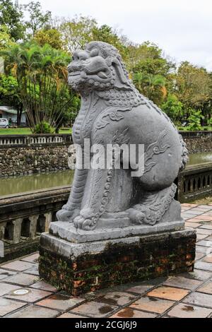 Un dragon de pierre à la ville impériale, une enceinte fortifiée dans la citadelle de la ville de Huế, Vietnam, Asie du Sud-est, Asie Banque D'Images