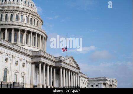 Washington, DC, États-Unis. 11 septembre 2020. 11 septembre 2020 - Washington, DC, États-Unis: Le drapeau américain volant à la moitié de l'équipe au-dessus du Capitole des États-Unis pour l'observance de 9-11. Crédit : Michael Brochstein/ZUMA Wire/Alay Live News Banque D'Images